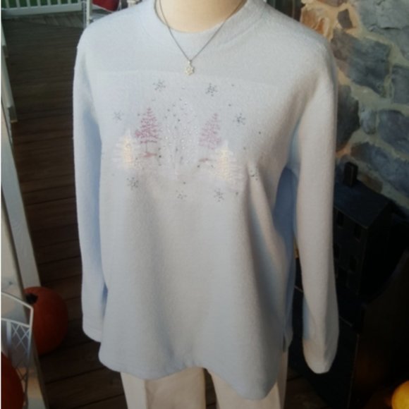 DECORATED ORIGINALS ♡ Pastel Blue Embroidered Silver|White Winter Scene Top S - Picture 10 of 18